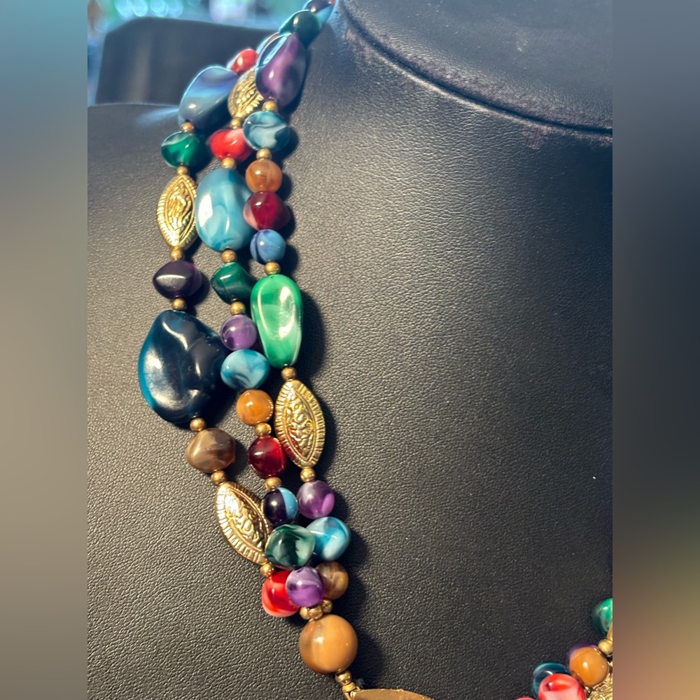 VINTAGE Genuine Lucite Statement Necklace • Gold Leaf Drop • Colorful Boho Luxe - Picture 13 of 16